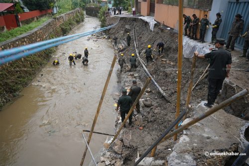 मनुमति खोलाले कटान गरेको सडक मर्मतमा जुटे महानगर प्रहरी