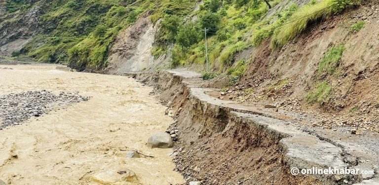 बाढीपहिरोबाट क्षति पुगेका सडक पुनर्निर्माणमा १२ अर्ब लाग्ने अनुमान