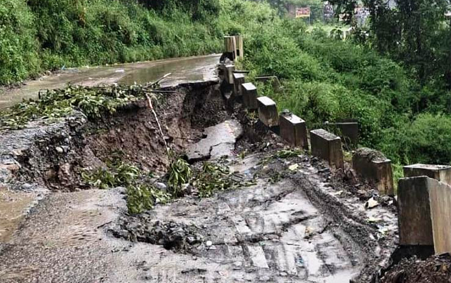 बीपी राजमार्गको काभ्रेभन्ज्याङ-पात्लेखेत खण्डमा सडक भासियो