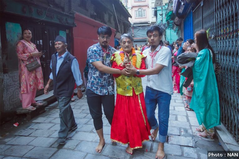 काठमाडौंका नेवार समुदायले मनाए खड्ग जात्रा