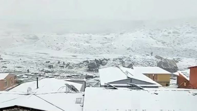 सगरमाथा क्षेत्रमा बाक्लो हिमपात, बाहिर निस्कनै गाह्रो