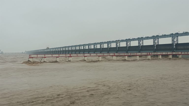 सप्तकोशीमा खतराको संकेत, पानीको बहाव ५ लाख ३३ हजार क्युसेक पुग्‍यो