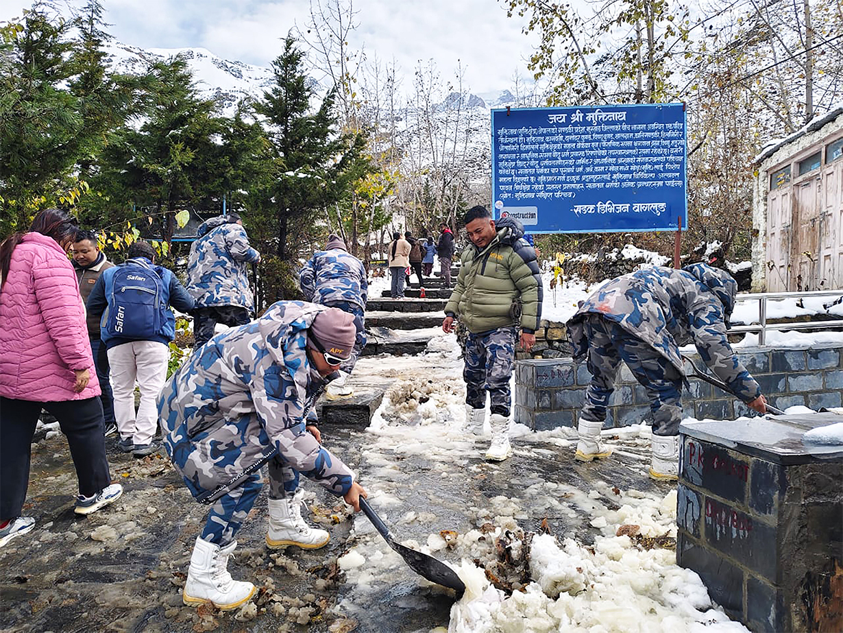 मुक्तिनाथ मन्दिर परिसरको हिउँ पन्छ्याइयो