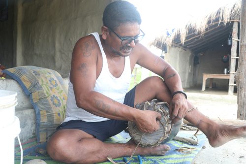 तिहारका लागि मादल बनाउन भ्याई–नभ्याई