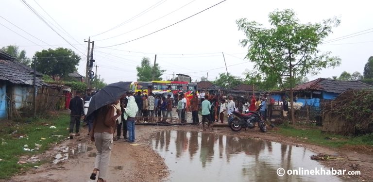 महोत्तरीमा मोटरसाइकलको ठक्करबाट बालिकाको मृत्यु, स्थानीयद्वारा सडक अवरुद्ध