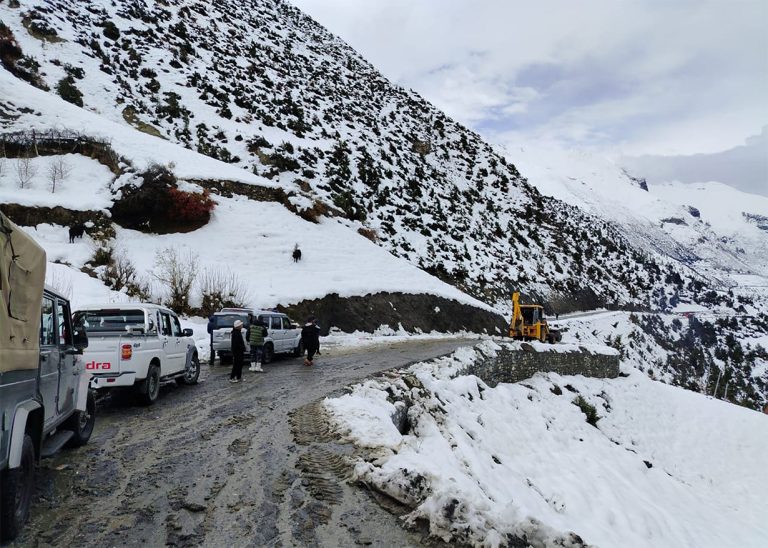 एक साताका लागि रोकियो मनाङ पदयात्रा
