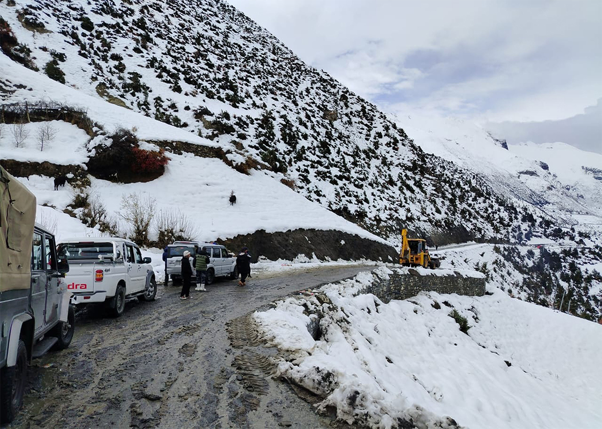 एक साताका लागि रोकियो मनाङ पदयात्रा