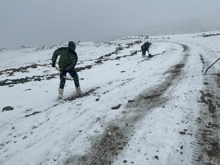 बाटो खुलाउन हिउँ पन्छाउँदै सशस्त्र प्रहरी (तस्वीरहरू)