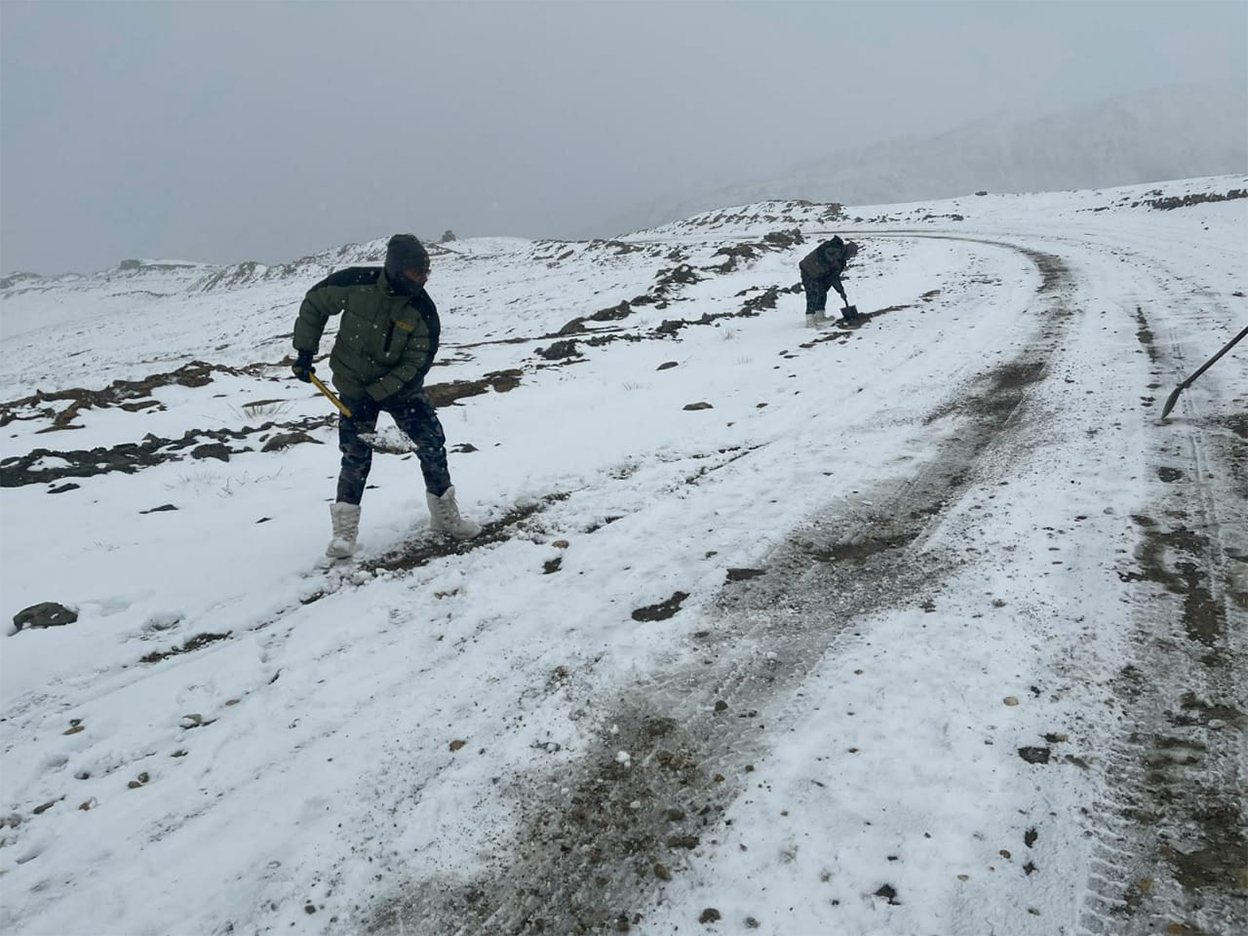 बाटो खुलाउन हिउँ पन्छाउँदै सशस्त्र प्रहरी (तस्वीरहरू)