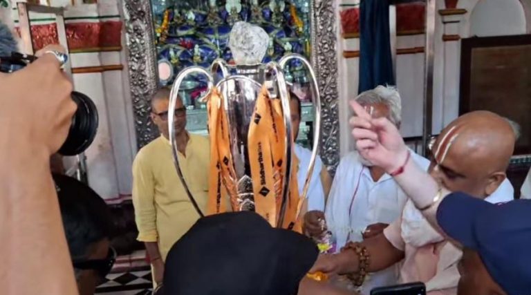 एनपीएलको ट्रफीलाई जानकी मन्दिरमा पूजापाठ गरी नगर परिक्रमा
