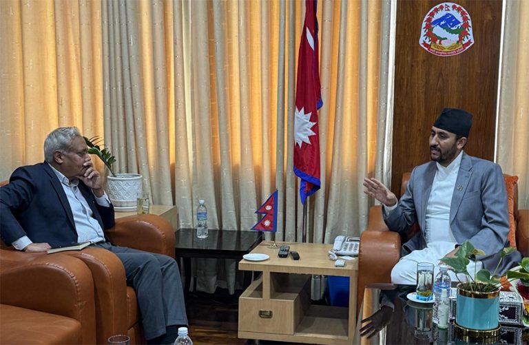 सञ्चारमन्त्री खरेलसँग भारतीय राजदूतले गरे भेट