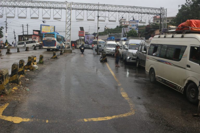 नागढुंगा चेकपोस्टमा माइकिङ : ‘अगाडि नबढ्नुहोला, काठमाडौं फिर्ता भई सुरक्षित हुनुहोला’