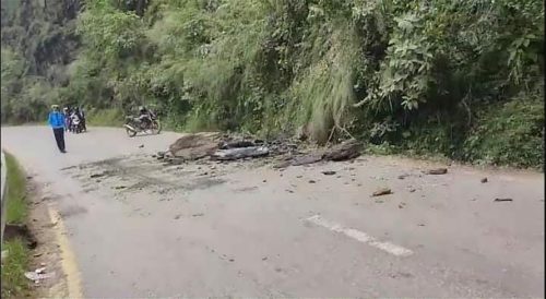 अरनिको राजमार्गको दोलालघाट नजिक खसेको सुक्खा पहिरोमा दुई जना घाइते