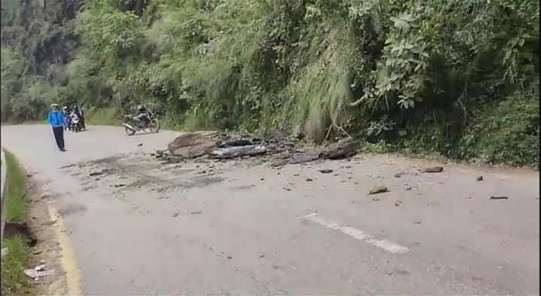 अरनिको राजमार्गको दोलालघाट नजिक खसेको सुक्खा पहिरोमा दुई जना घाइते