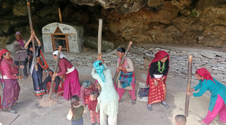 लोप हुँदै धान कुट्ने ओखल   