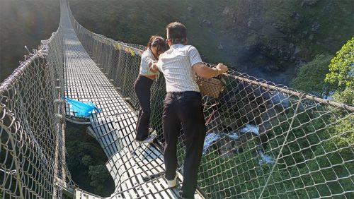 ओखलढुंगामा सेप्ली झरना जाने झोलुङ्गे पुल मर्मत नहुँदा पर्यटकलाई सास्ती