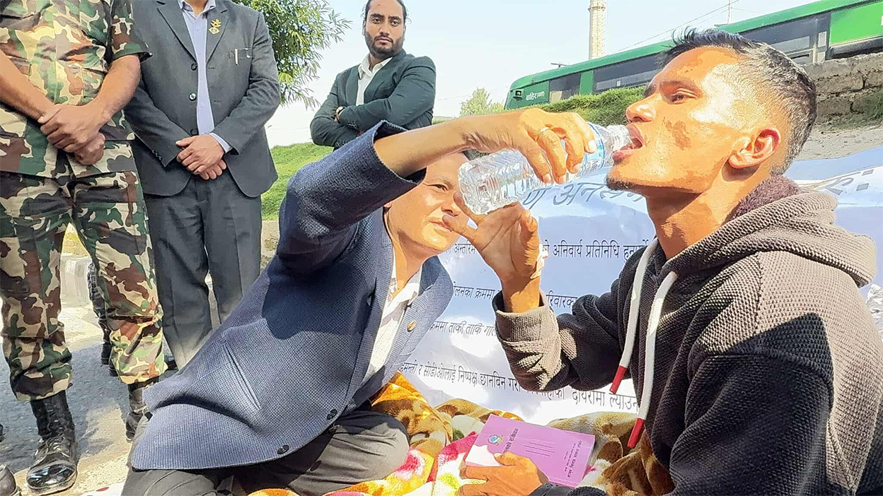 मदनले तोडे अनसन
