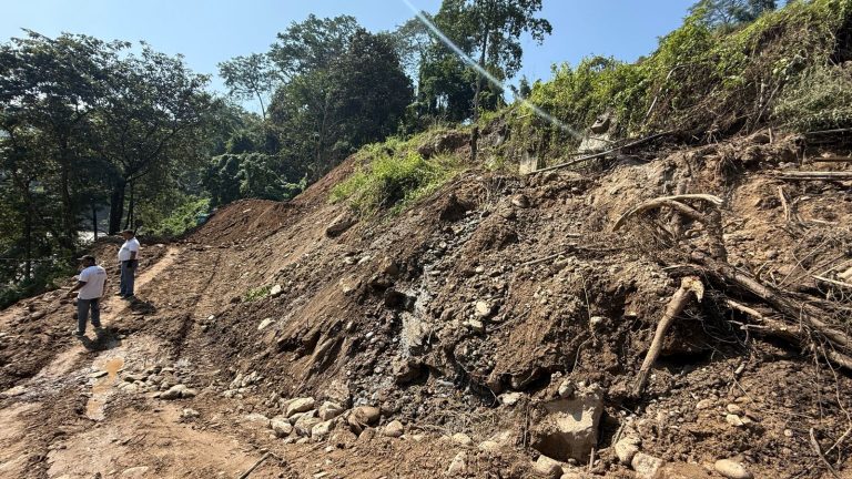 मेची राजमार्गको राजदुवाली खण्ड तत्काल नखुल्ने, निरन्तर भूस्खलन