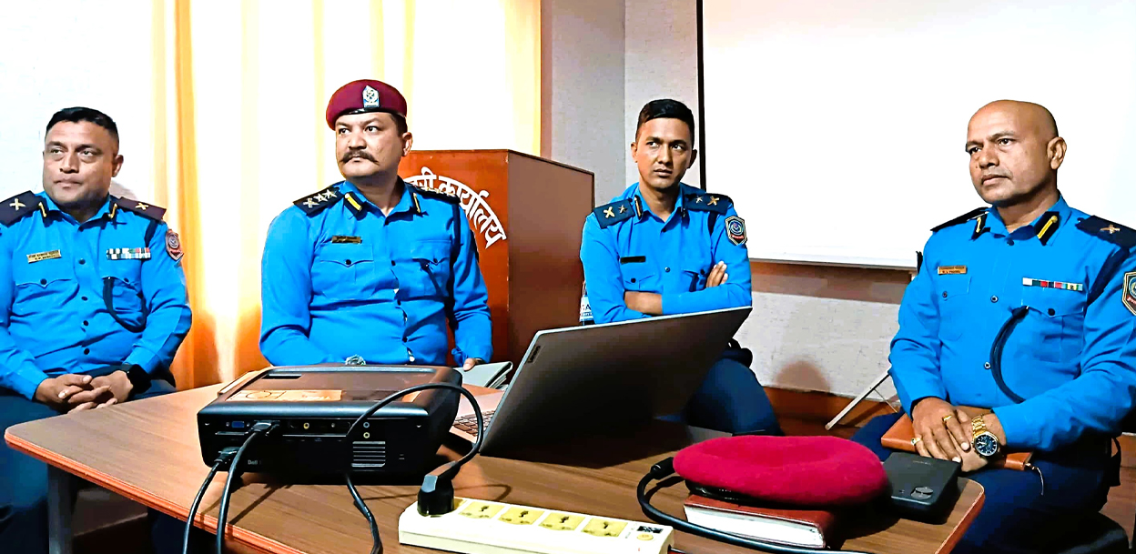 हिरासतबाट फरार भएर अर्को प्रहरी चौकीमा आगजनी र हतियार लुटपाट