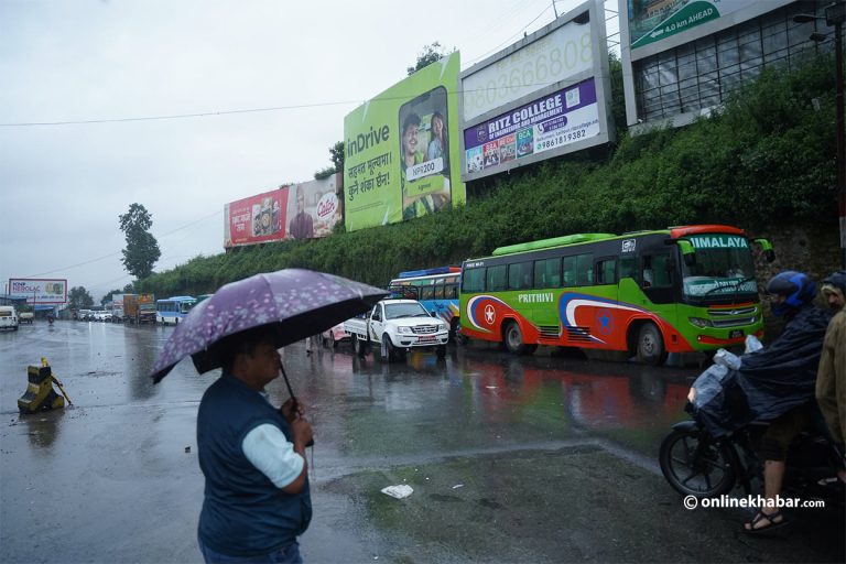 नागढुंगा चेकपोस्टबाट काठमाडौं फर्किए गाडीहरु