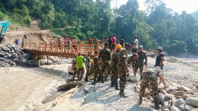 इलामको पुवाखोलामा सेनाले बनायो काठे पुल, हलुका सवारी चले