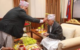 राष्ट्रपतिले पौडेलले पुरोहितबाट लगाए टीका