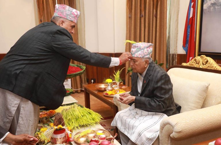 राष्ट्रपतिले पौडेलले पुरोहितबाट लगाए टीका