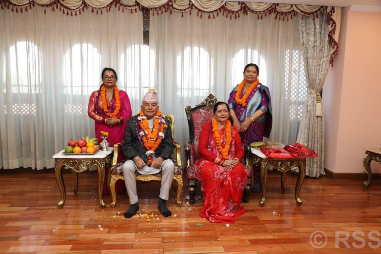 राष्ट्रपति पौडेलले लगाए बहिनीहरूबाट तिहारको टीका