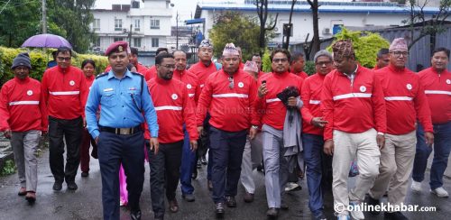 नयाँ दल दर्ता गर्न निर्वाचन आयोगमा रेशम, एउटै पोशाकमा नेताहरू