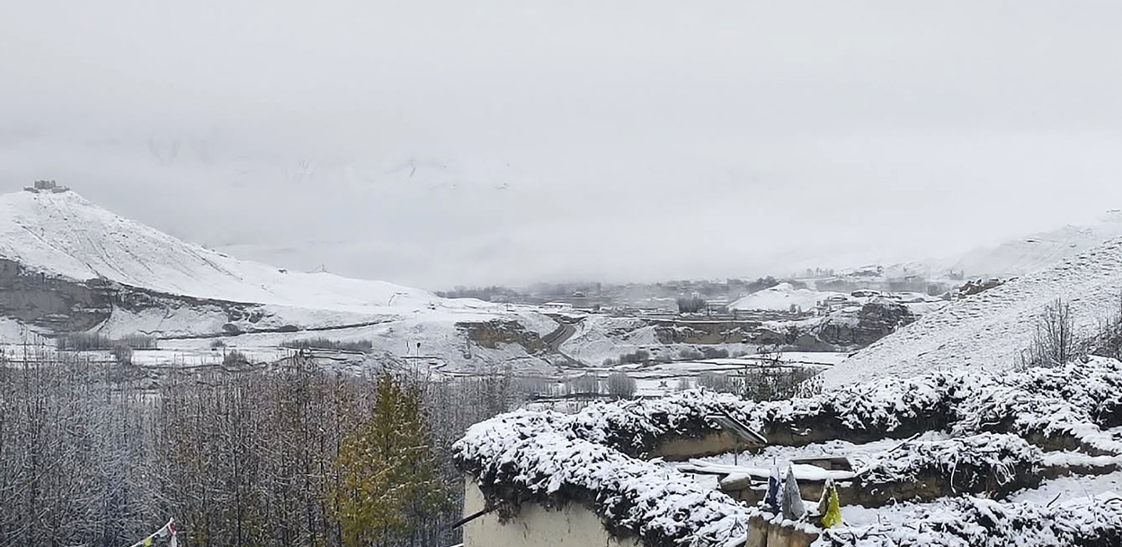 मुस्ताङको सरिबुङ पासमा विदेशी पदयात्रीसहित १४ जना सम्पर्कविहीन
