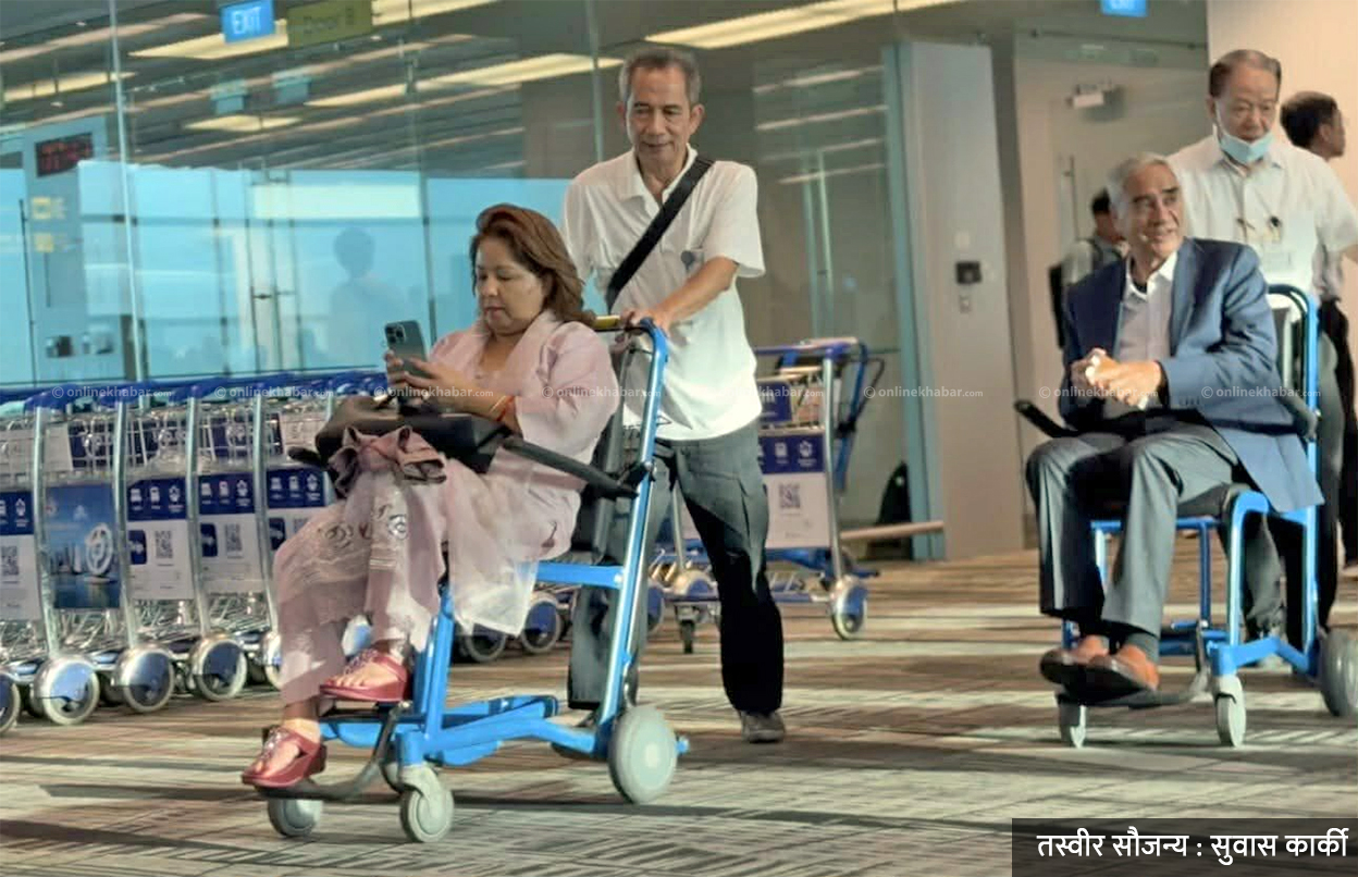सिंगापुर पुगे देउवा दम्पती, एयरपोर्टबाट ह्वीलचेयर चढेर बाहिरिए (तस्वीरहरु)