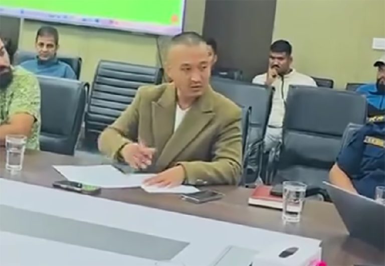 विपद्‌को बैठकमा पुगे सुदन गुरूङ, सरकारी कर्मचारीलाई दिए निर्देशन