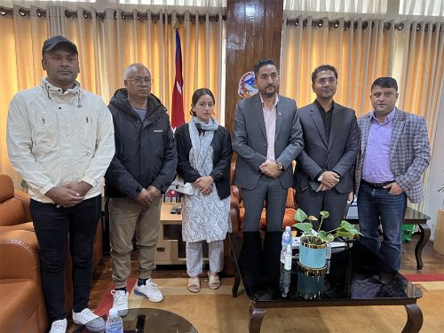 सञ्चारमन्त्री खरेलले गरे दिवंगत पत्रकार सुरेश रजकको परिवारसँग भेट