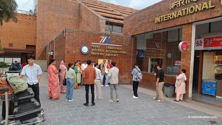 दशैंमा बिछोडको पीडा : आँसु पुछ्दै परदेशिँदै नेपाली