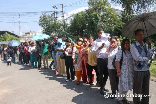 चाँदीको सिक्का किन्न टक्सार महाशाखामा भीड (तस्वीरहरू)