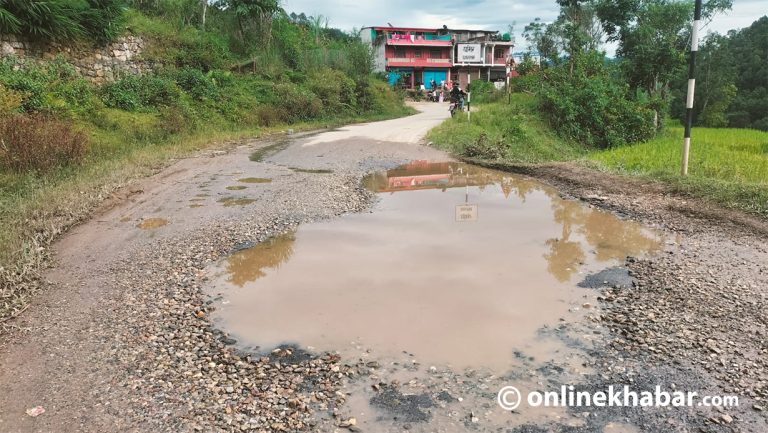तम्घास–सिमलटारी सडकका ठाउँ–ठाउँमा खाल्डा, मर्मतमा छैन चासो