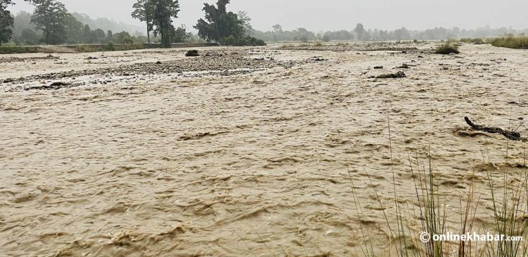 ठोरीको ढेडुखोलामा ठूलो बाढी, दर्जन बढी घर जोखिममा