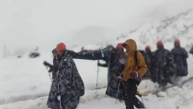 तिलिचो घुम्न गएका पर्यटकलाई लेक लागेपछि उद्धार