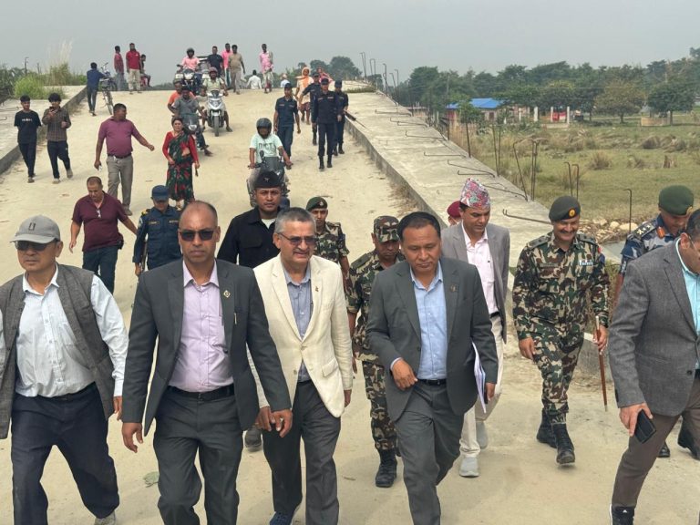 १४ वर्षदेखि अलपत्र कन्काई पुल निरीक्षणमा मन्त्री घिसिङ