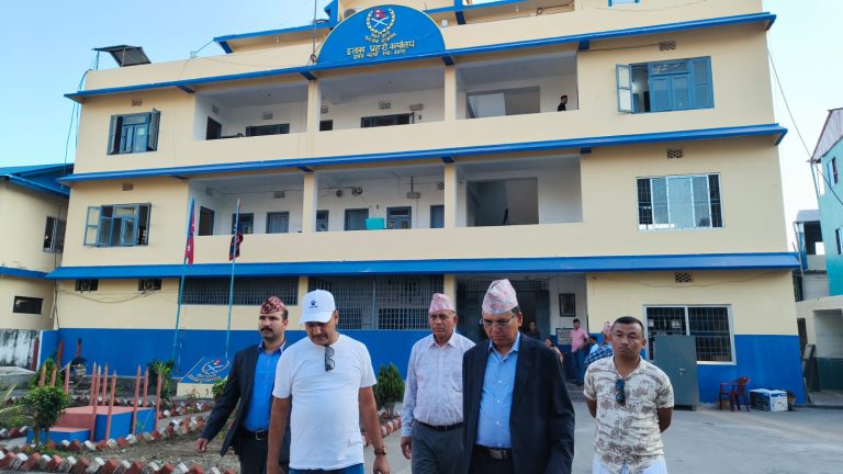 झापामा आगजनी गरिएका सार्वजनिक सम्पत्ति अवलोकनमा निवर्तमान भौतिकमन्त्री दाहाल  