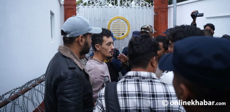 बालुवाटार भित्र त्रिपक्षीय वार्ता, बाहिर घाइतेको नाराबाजी