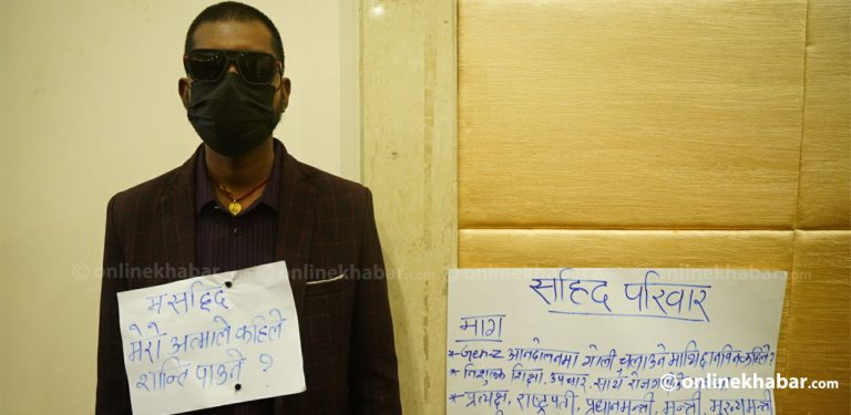 मिरजको पत्रकार सम्मेलनमा शहीद परिवारका माग राखेर उभिए युवक