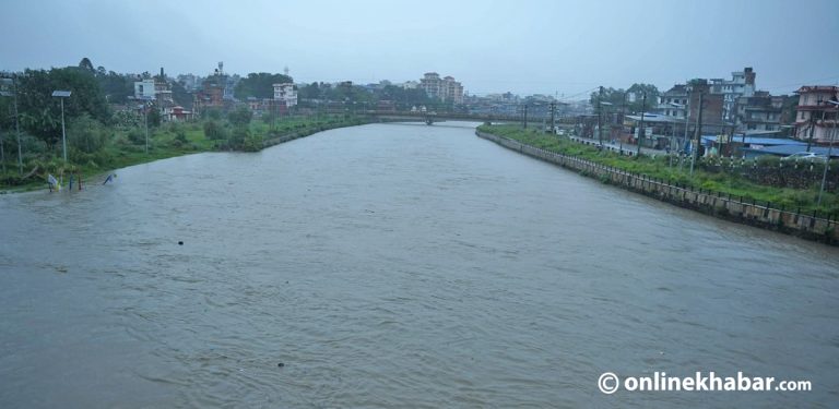 बागमतीमा बढ्दै बाढीको बहाव (तस्वीरहरू)
