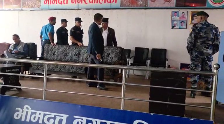 सुदूरपश्चिमका पूर्वमुख्यमन्त्रीले गरे जाँचबुझ आयोगका सदस्यमाथि दुर्व्यवहार (भिडियो)