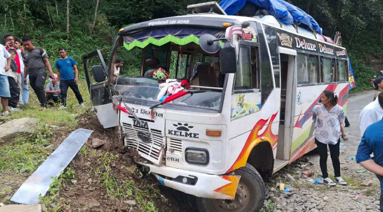 चरिकोट-खाडीचौर सडक खण्डमा बस दुर्घटना, २१ जना घाइते