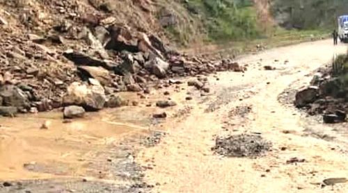 धुलिखेल-खावा सडकखण्डमा पहिरो, अरनिको राजमार्ग अवरुद्ध