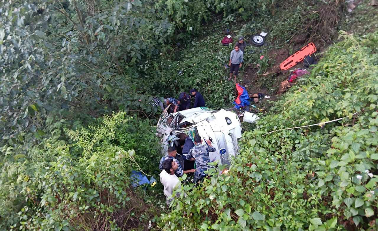 डोटीमा गाडी दुर्घटना हुँदा एक जनाको मृत्यु, ६ बालबालिकासहित २१ जना घाइते