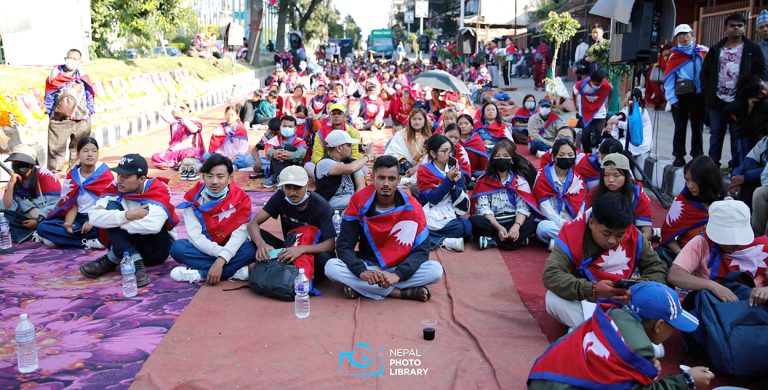 शहीदका तस्वीरमा भाइटीका लगाउँदै जेन–जी अगुवाले गरे एकताको अपिल