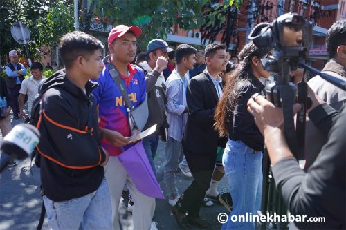 प्रधानमन्त्री भेट्‍न जेनजी आन्दोलनका घाइतेहरू सिंहदरबारमा (तस्वीरहरू)