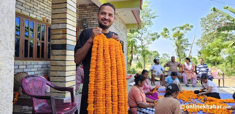 हङकङदेखि दुबईसम्म वर्षेनी सयपत्री पुर्‍याउँछन् चितवनका गोविन्द